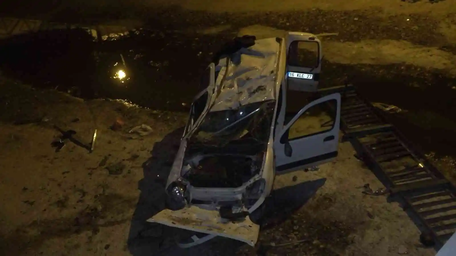 Bursa’da kontrolden çıkan hafif ticari araç 5 metre yükseklikteki köprüden uçtu : 1’i ağır 2 kişi yaralandı
