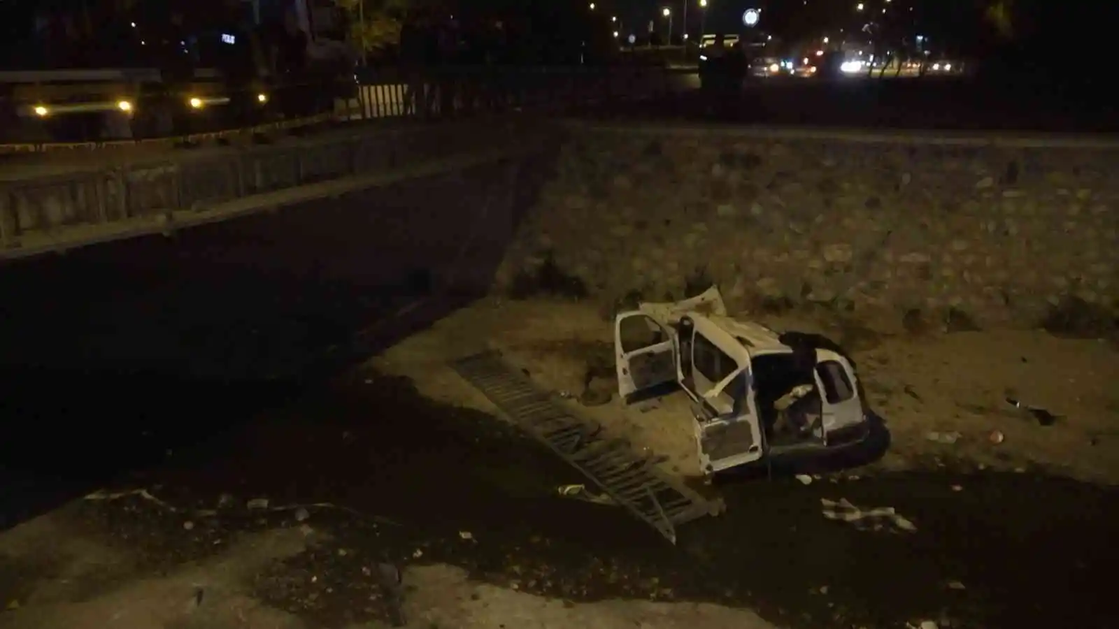 Bursa’da kontrolden çıkan hafif ticari araç 5 metre yükseklikteki köprüden uçtu : 1’i ağır 2 kişi yaralandı
