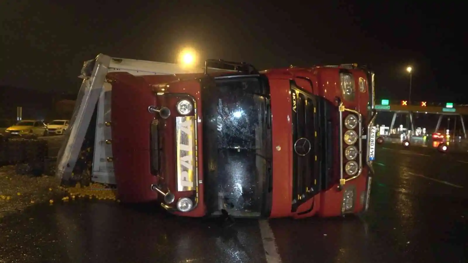 Bursa’da meyve yüklü tır devrildi : 1 yaralı