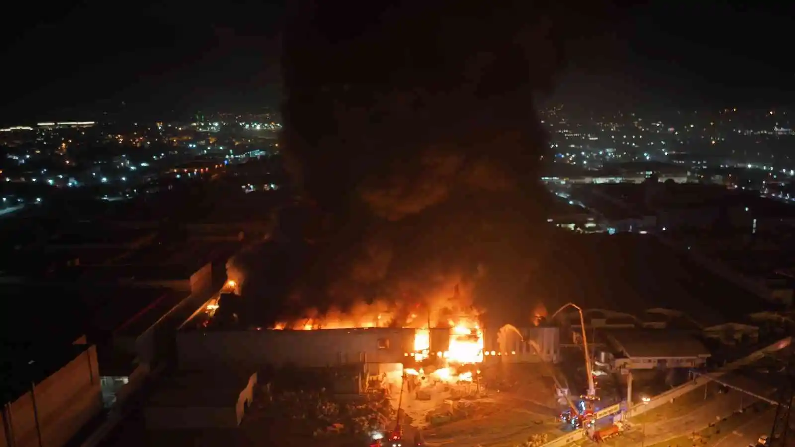 Bursa'daki fabrika yangını gece geç saatlere kadar devam etti
