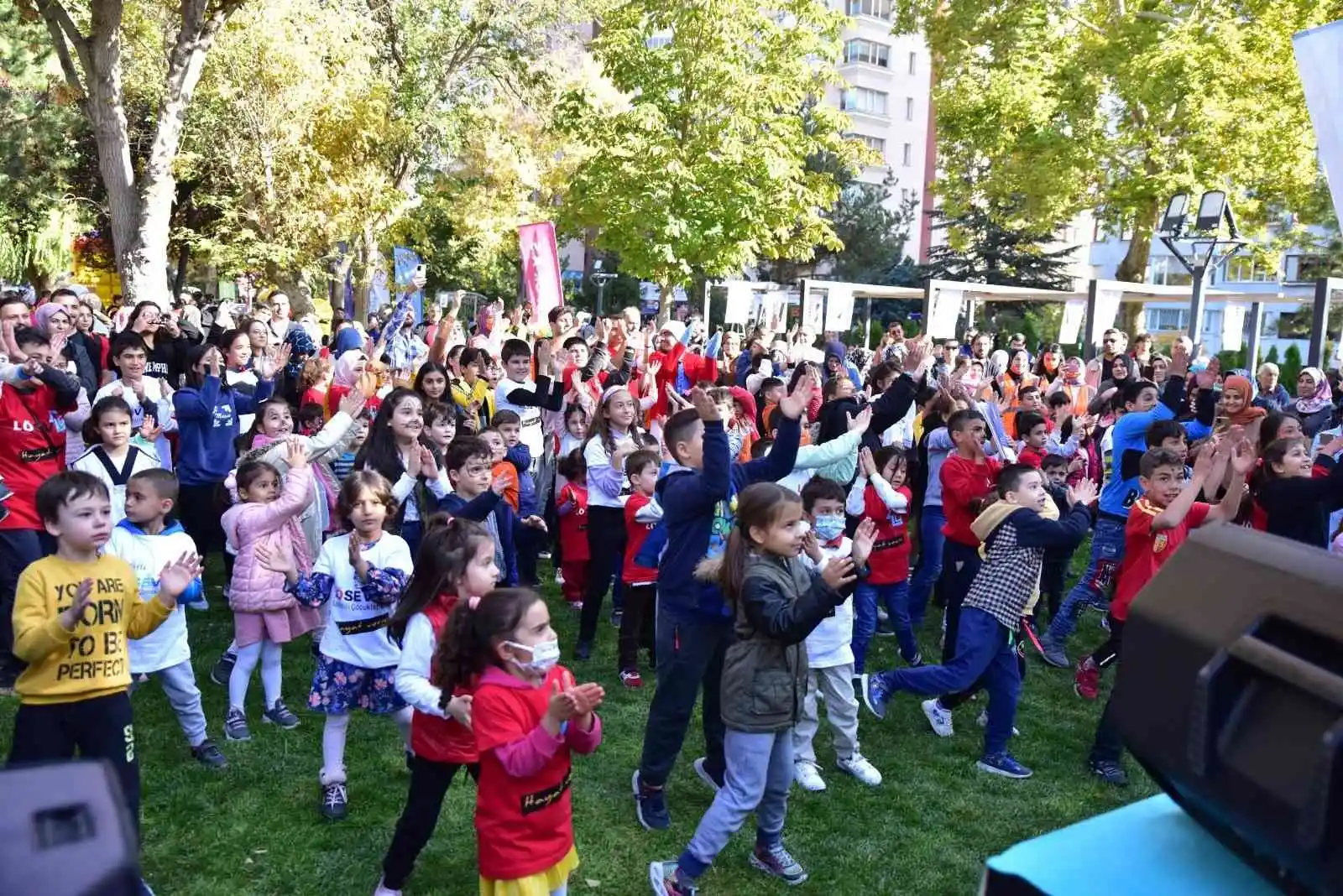 Büyükşehir, lösemili çocuklara moral ve sevgi dağıttı
