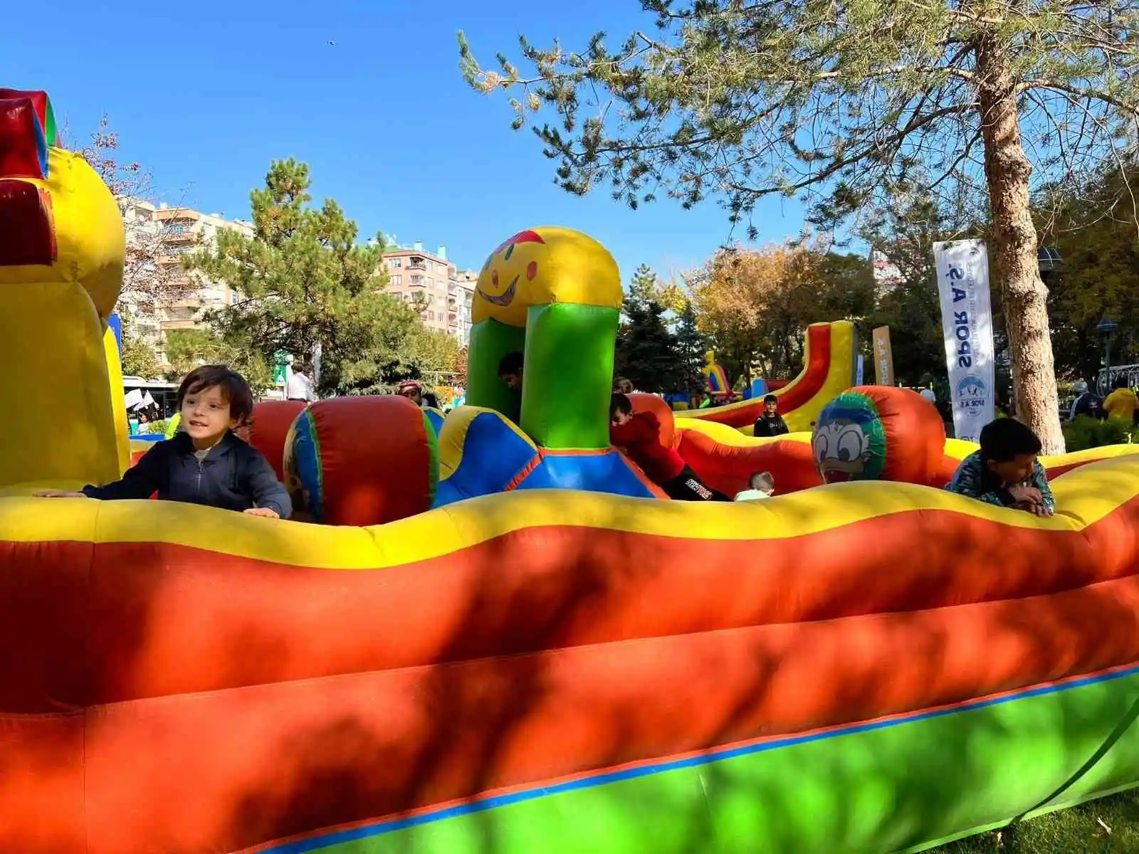 Büyükşehir, lösemili çocuklara moral ve sevgi dağıttı
