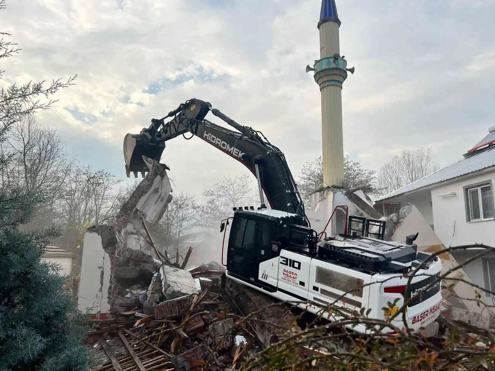 Camiler tamam sıra binaların yıkımında
