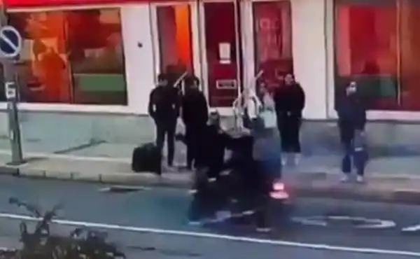 Çantayla vurup motosikleti devirerek 2 kişiyi yaralayan şahıs tutuklandı
