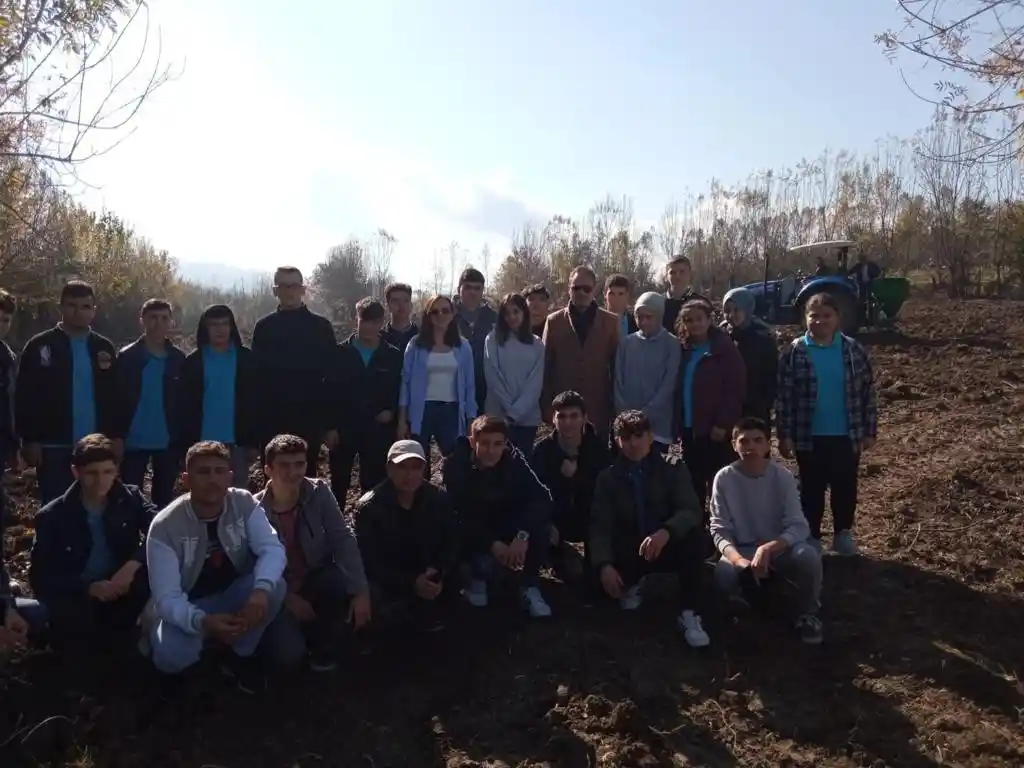 Çaycuma’da öğrenciler tarıma destek oldu, buğday ekildi
