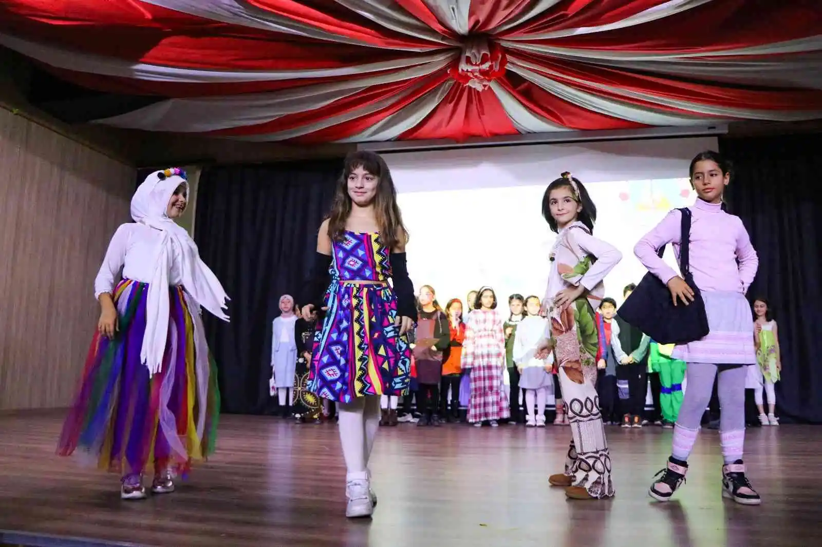 Çiftlikköy'de öğrencilerden sürdürülebilir moda defilesi