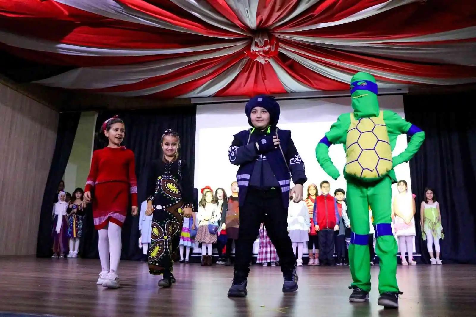 Çiftlikköy’de öğrencilerden sürdürülebilir moda defilesi