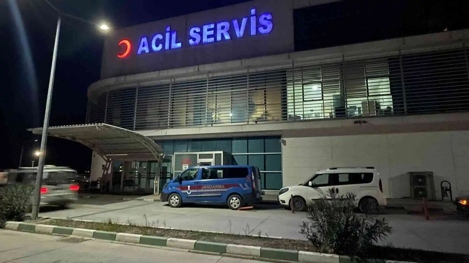 Cinnet getiren genç dehşet saçtı: Azayı öldürdü, babası ile kardeşini ağır yaraladı
