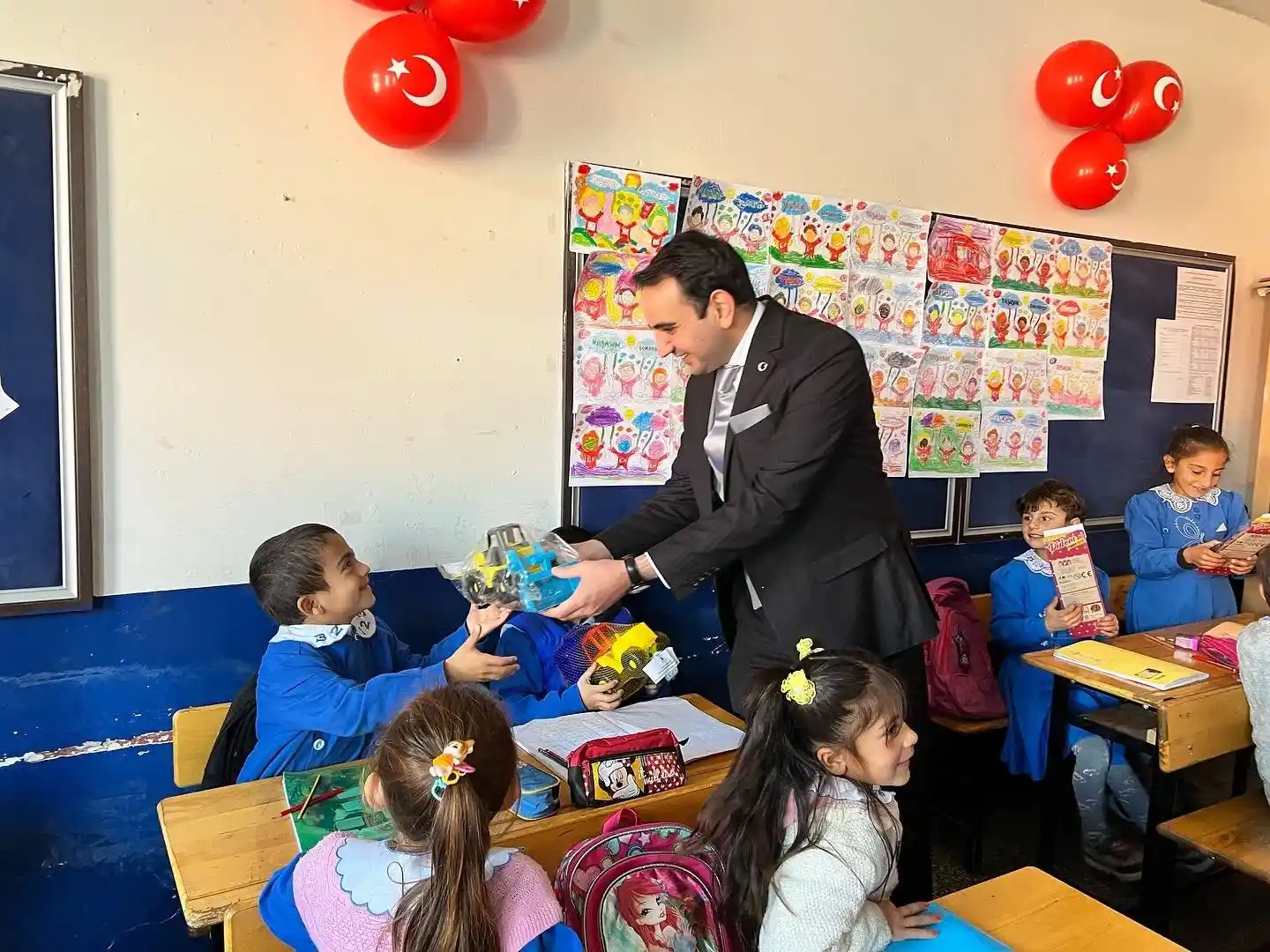 Çocuklar okulu sevsin diye oyuncak dağıtıyor