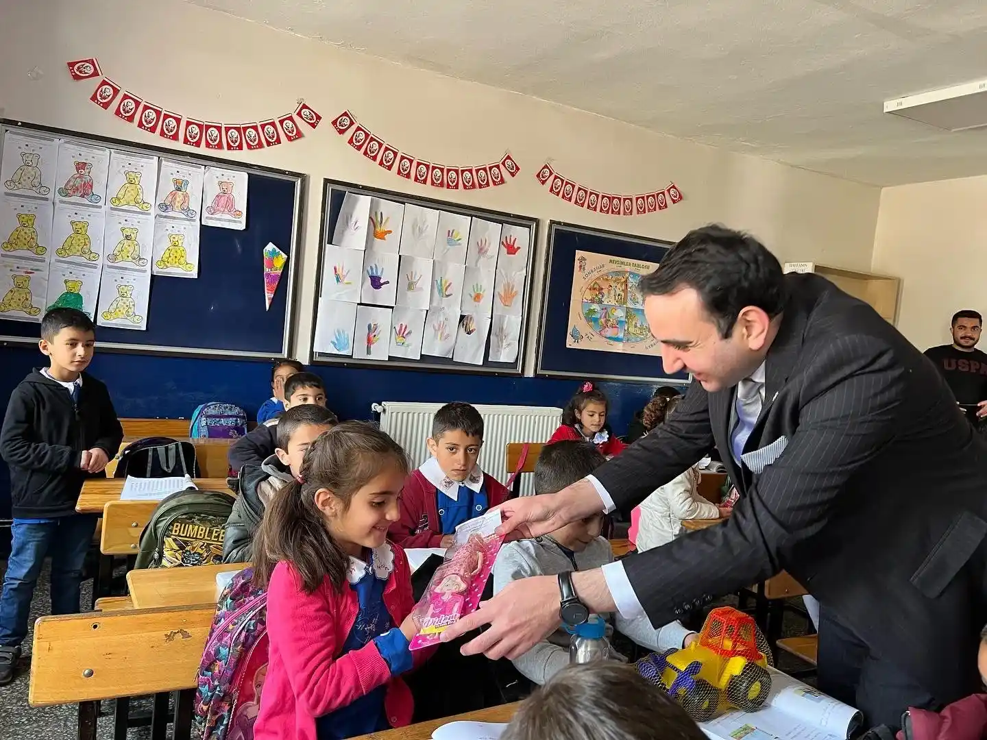Çocuklar okulu sevsin diye oyuncak dağıtıyor