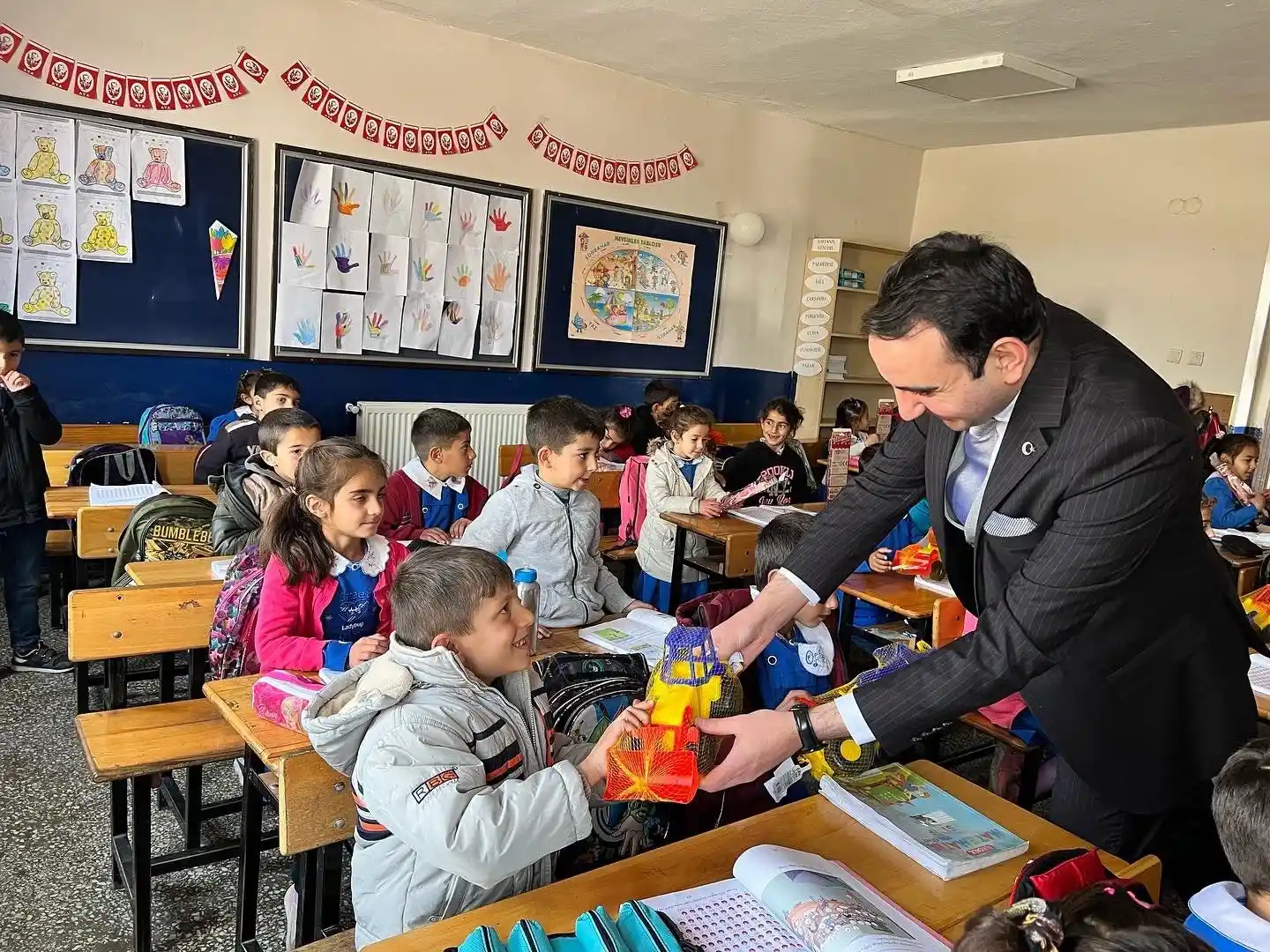 Çocuklar okulu sevsin diye oyuncak dağıtıyor
