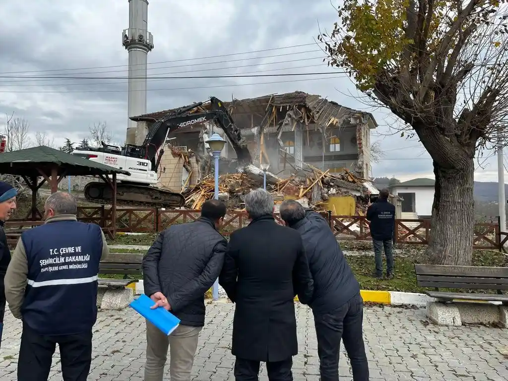 Cumayeri'nde acil yıkım kararı alınan yerler yıkılıyor
