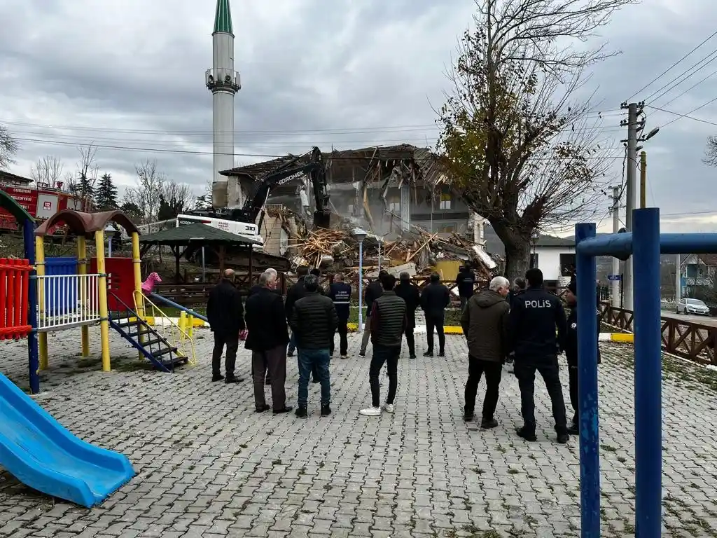 Cumayeri’nde acil yıkım kararı alınan yerler yıkılıyor
