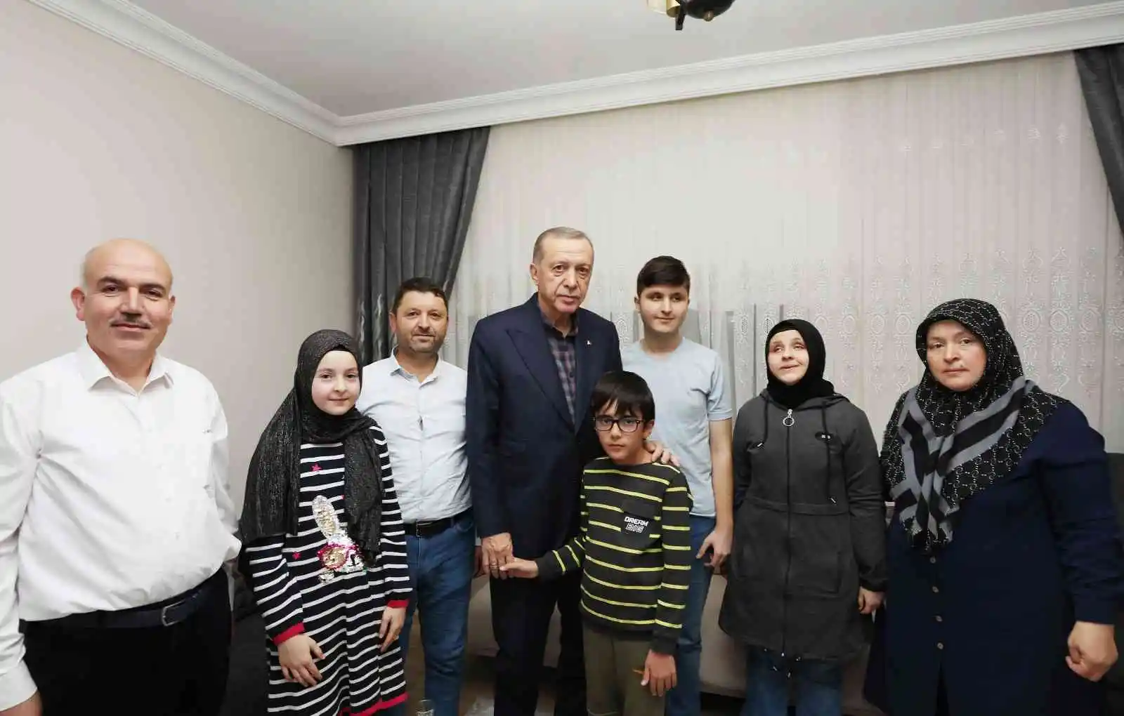 Cumhurbaşkanı Erdoğan, görme engelli hafız Ravzanur'u evinde ziyaret edip çay içti
