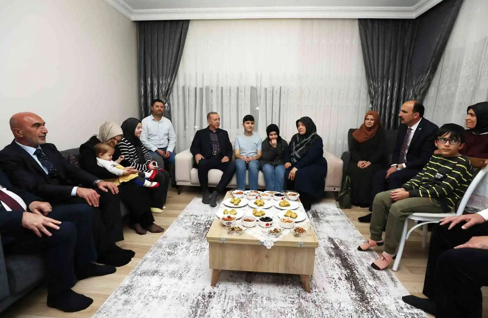 Cumhurbaşkanı Erdoğan, görme engelli hafız Ravzanur’u evinde ziyaret edip çay içti
