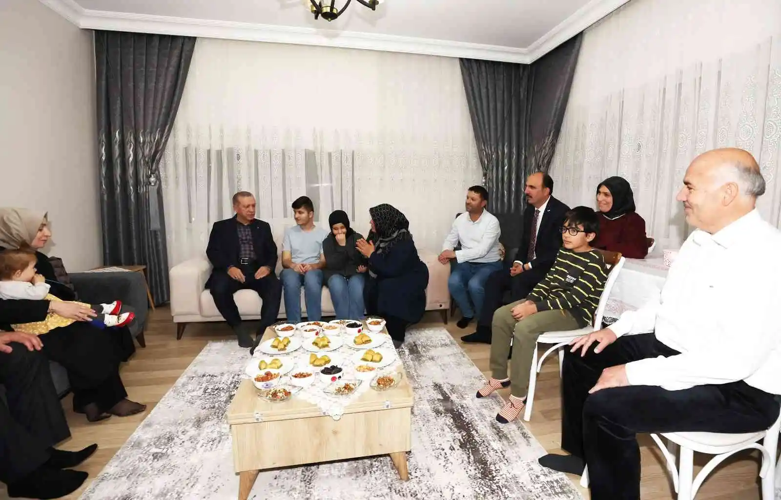 Cumhurbaşkanı Erdoğan, görme engelli hafız Ravzanur’u evinde ziyaret edip çay içti
