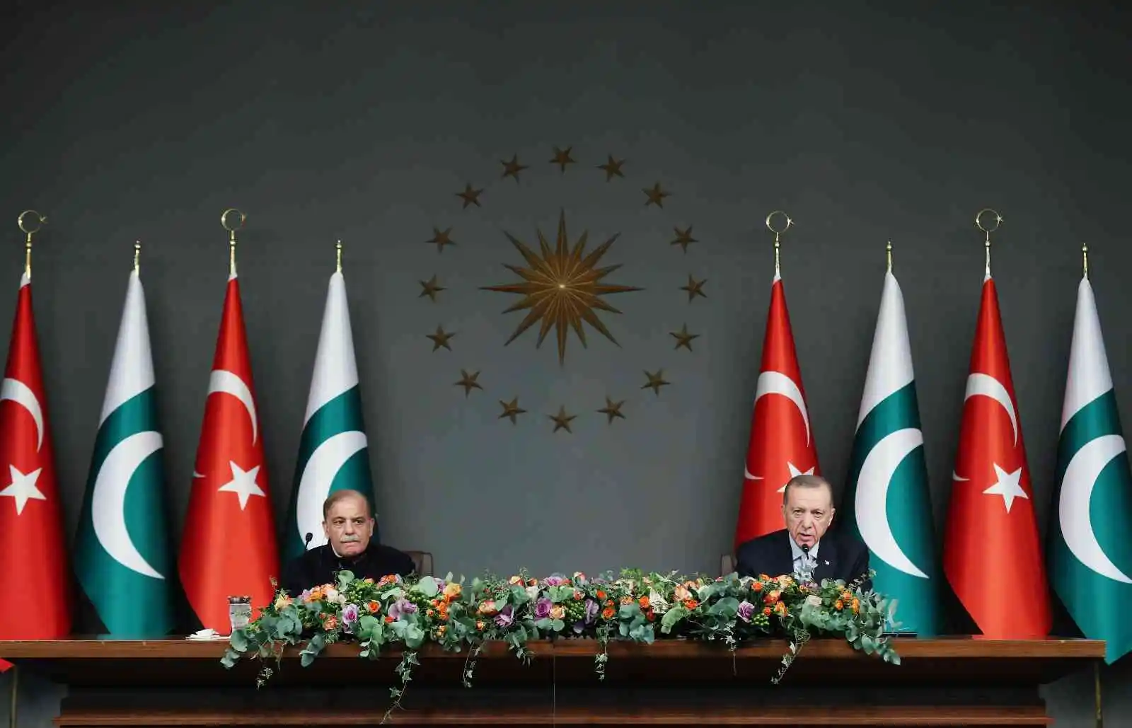 Cumhurbaşkanı Erdoğan: "Pakistan'la 5 milyar dolarlık ticaret hacmi hedefimize ulaşmak için gerekli iradeye ve kararlılığa sahibiz"
