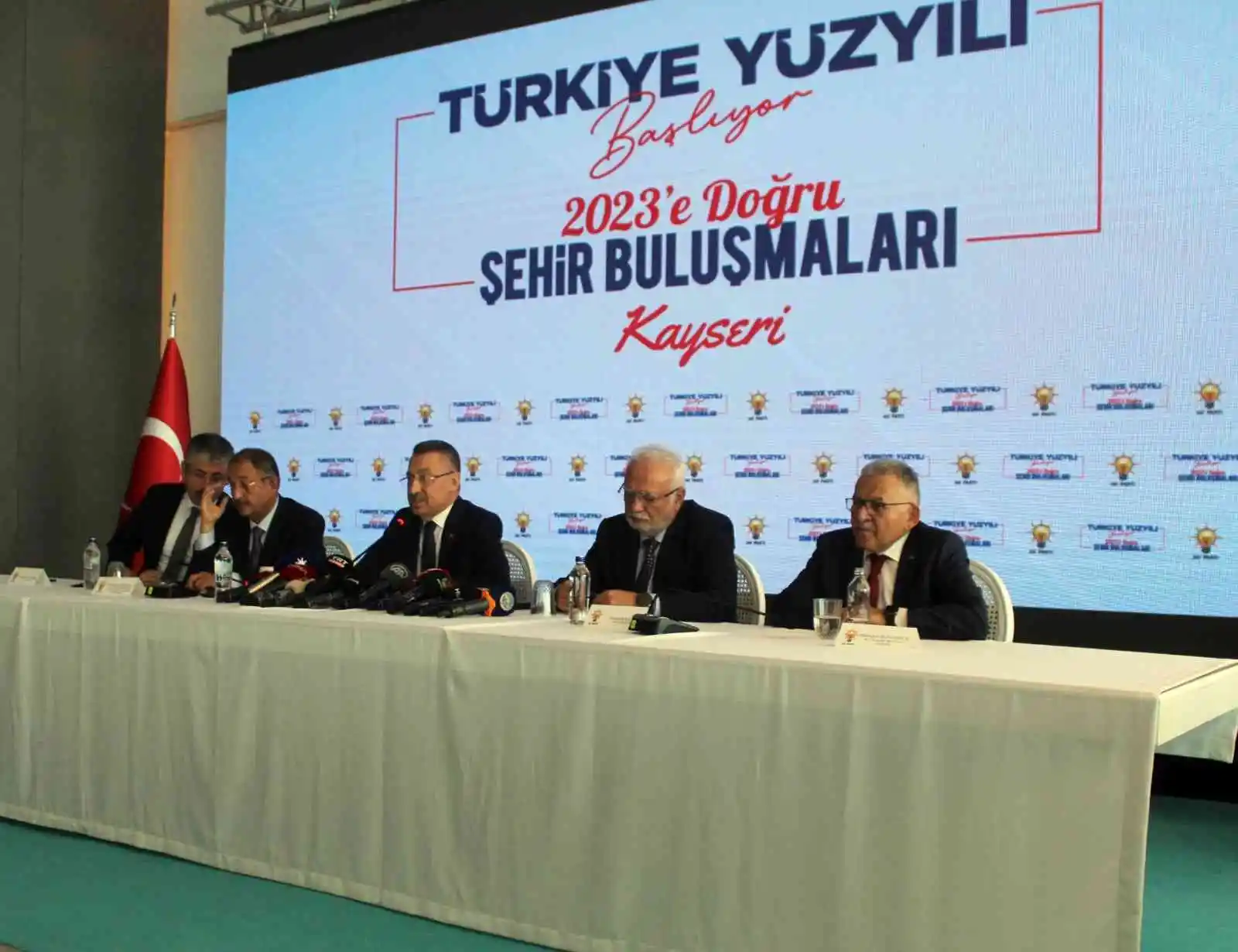 Cumhurbaşkanı Yardımcısı Oktay: "6'sını da, 7'sini de toplasanız Recep Tayyip Erdoğan'ın zekatı bile etmez"