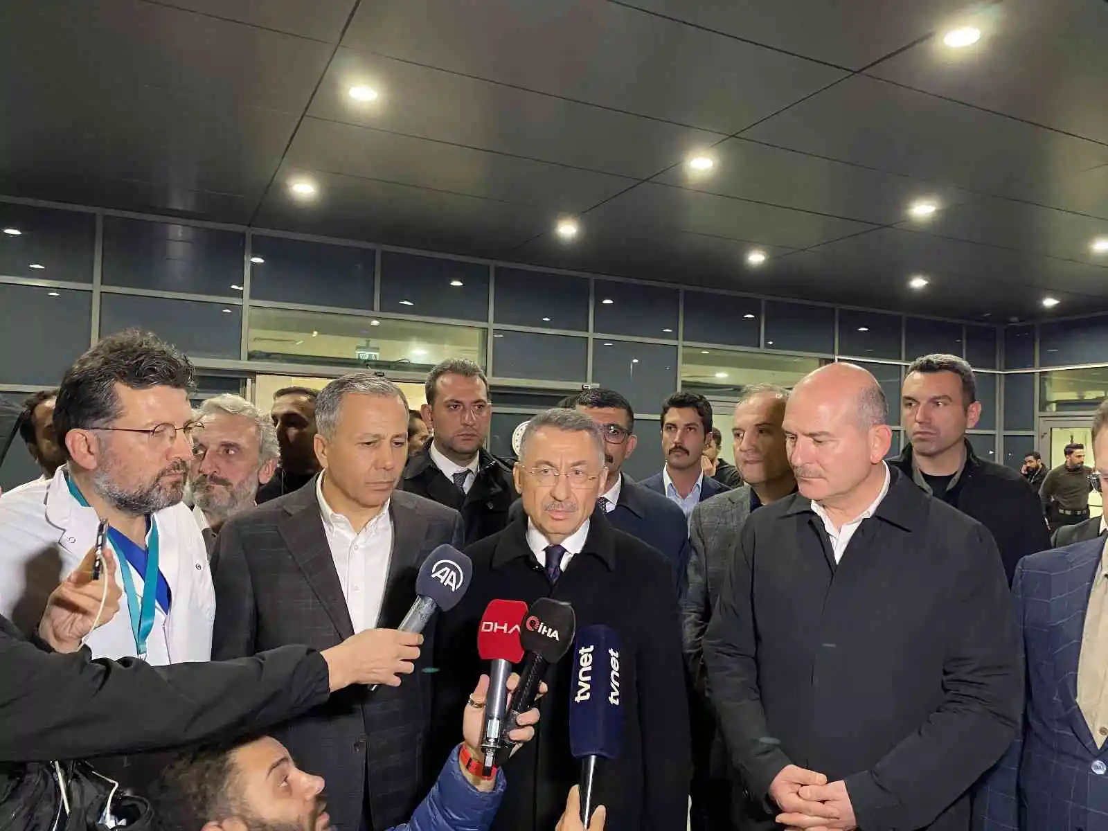 Cumhurbaşkanı Yardımcısı Oktay ile İçişleri Bakanı Soylu yaralıları ziyaret etti