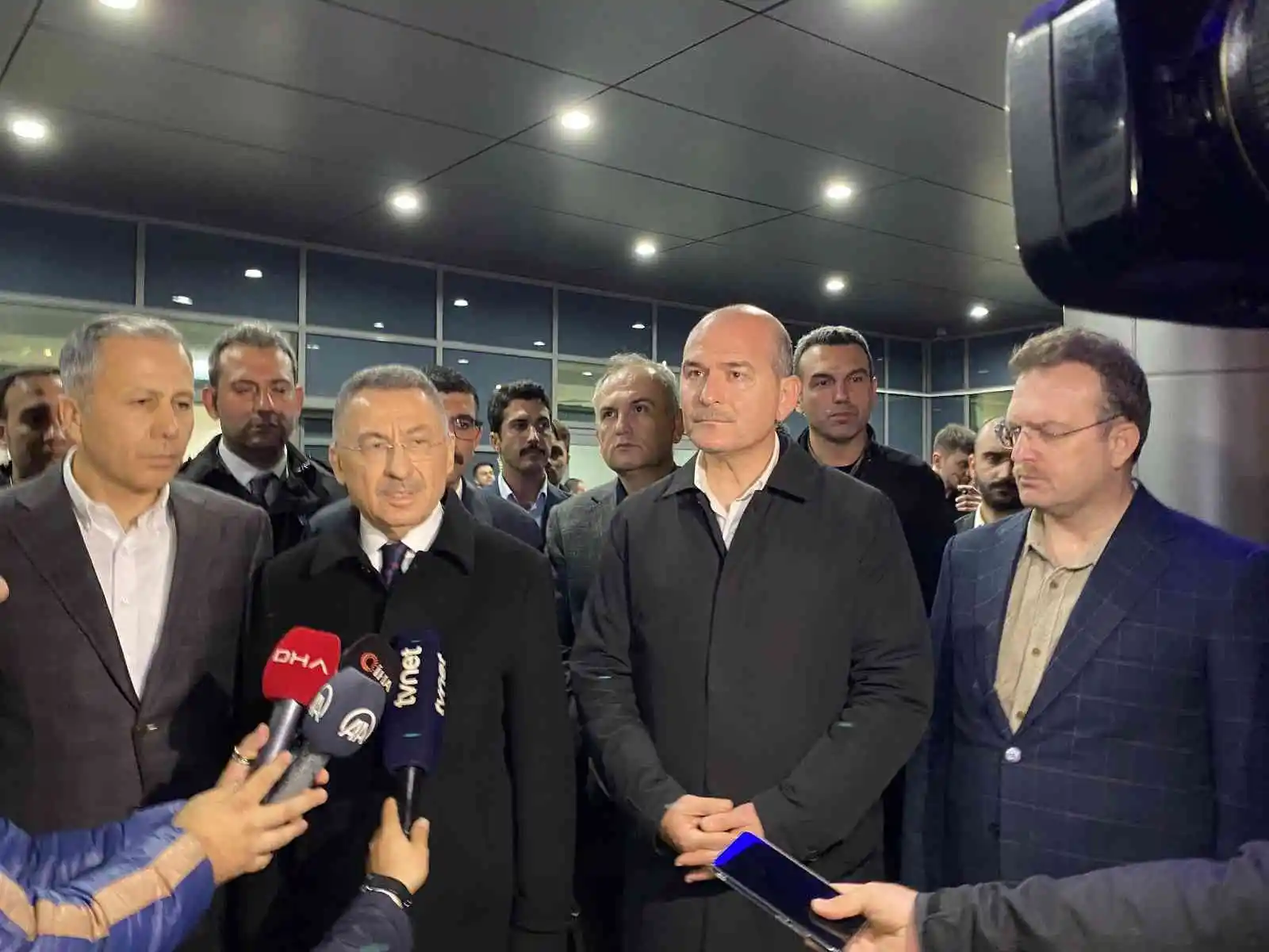 Cumhurbaşkanı Yardımcısı Oktay ile İçişleri Bakanı Soylu yaralıları ziyaret etti