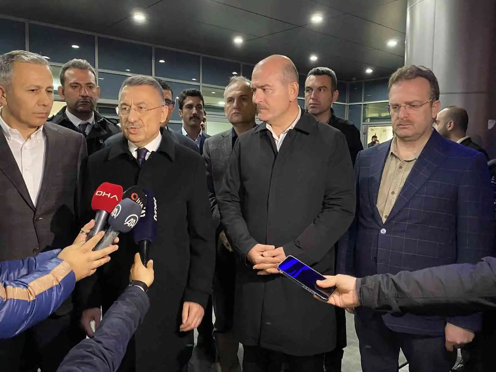 Cumhurbaşkanı Yardımcısı Oktay ile İçişleri Bakanı Soylu yaralıları ziyaret etti