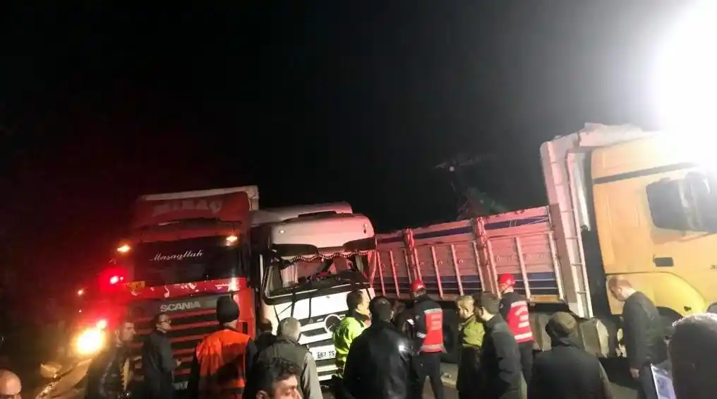 D-650'yi kilitleyen zincirleme kaza: 1 yaralı