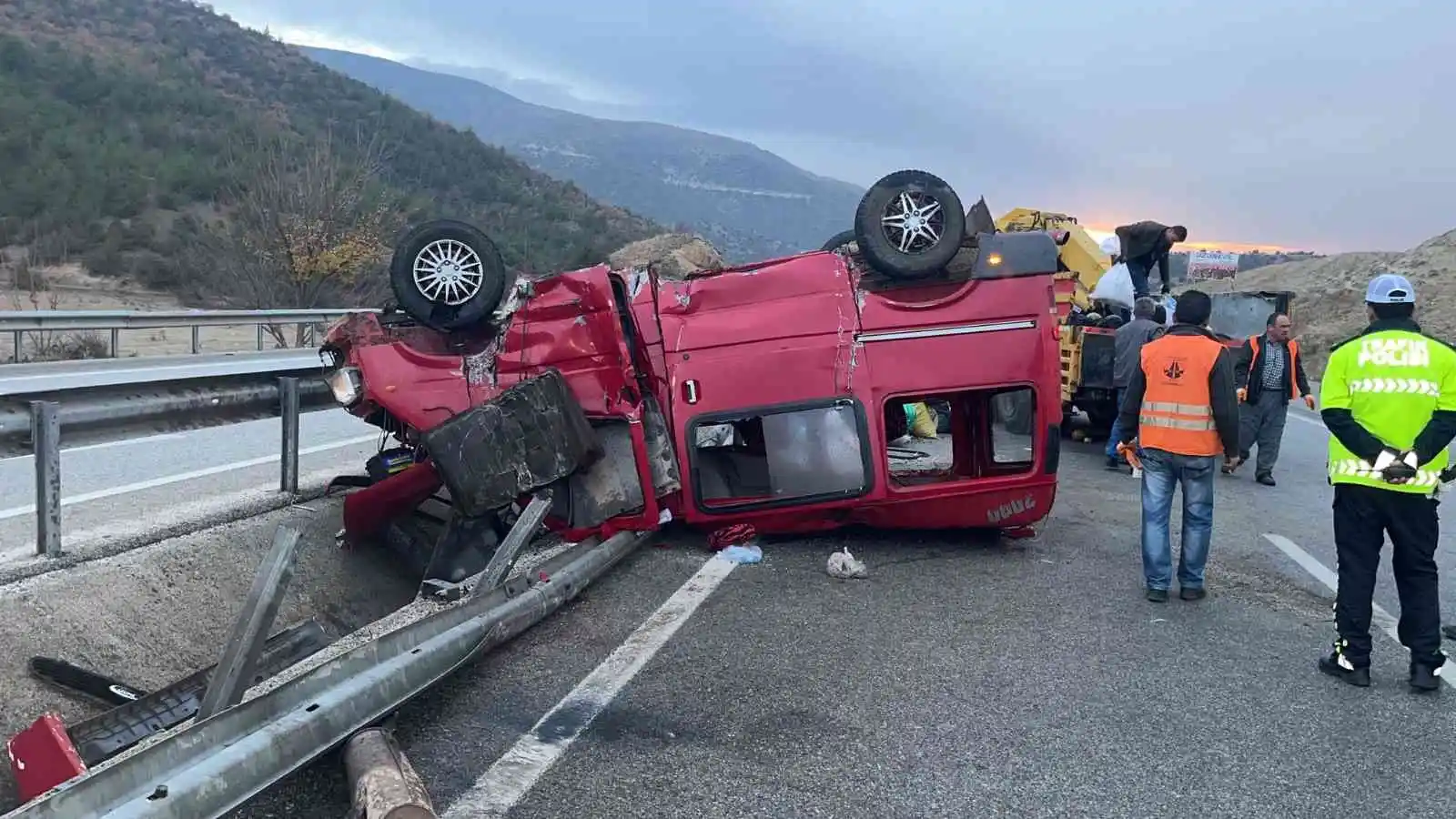 D100'de bariyerlere çarpan minibüs takla attı: 2 yaralı