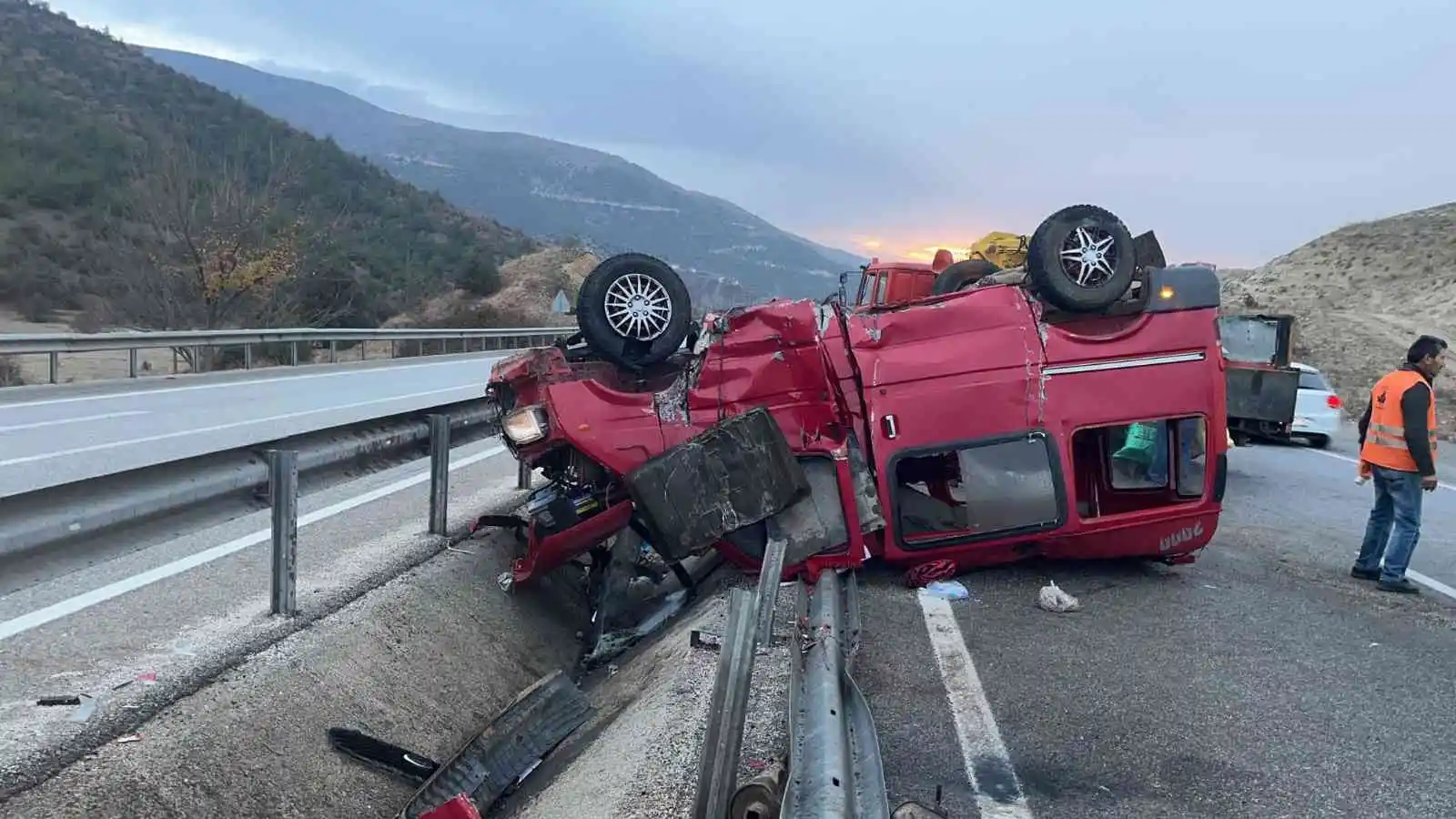 D100’de bariyerlere çarpan minibüs takla attı: 2 yaralı