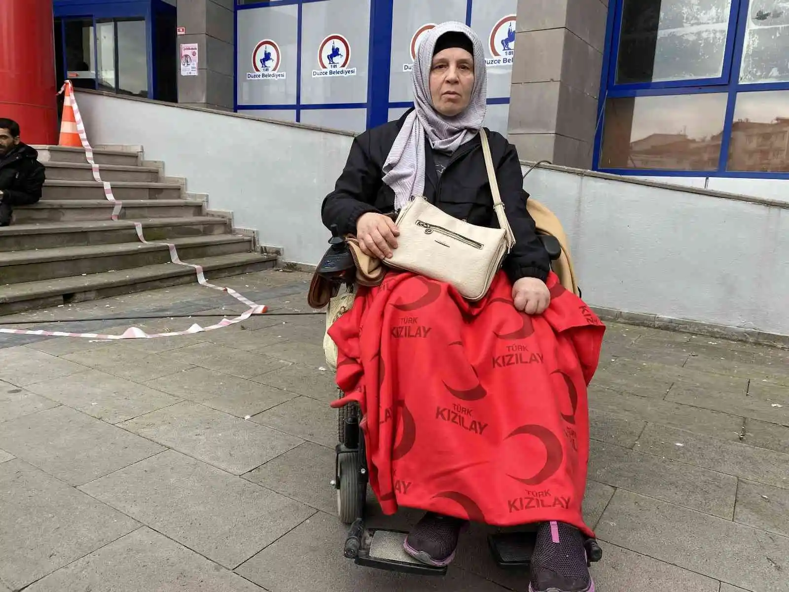 Deprem anında engelli aracıyla kendini dışarıya zar zor attı
