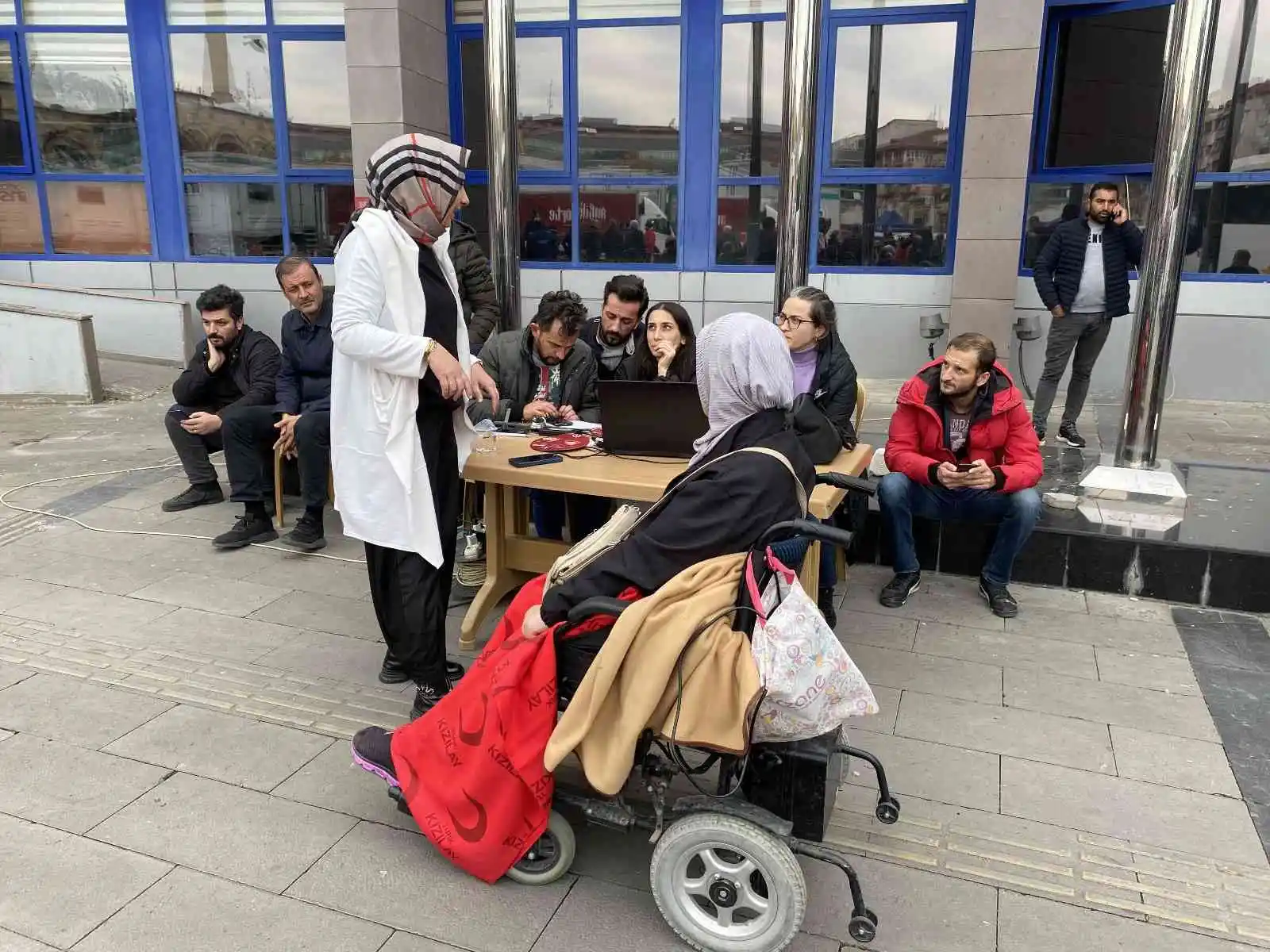 Deprem anında engelli aracıyla kendini dışarıya zar zor attı