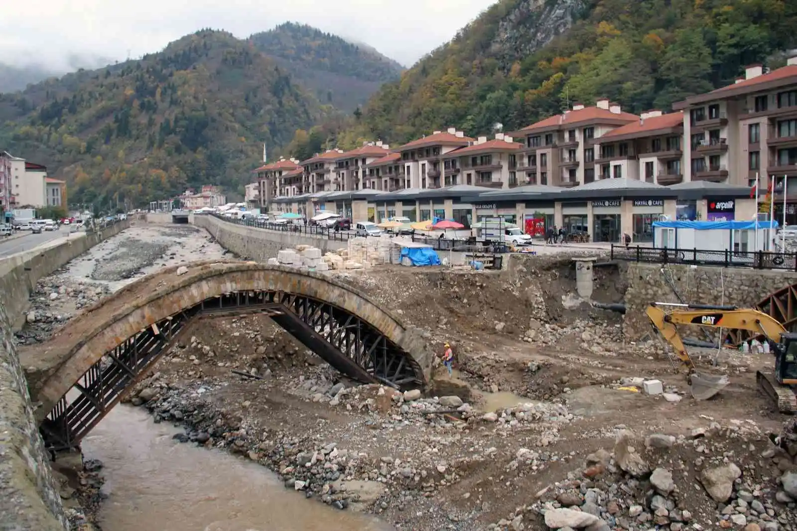 Dereli'de 2 yıl önce yaşanan selde zarar gören tarihi kemer köprünün onarımına başlandı
