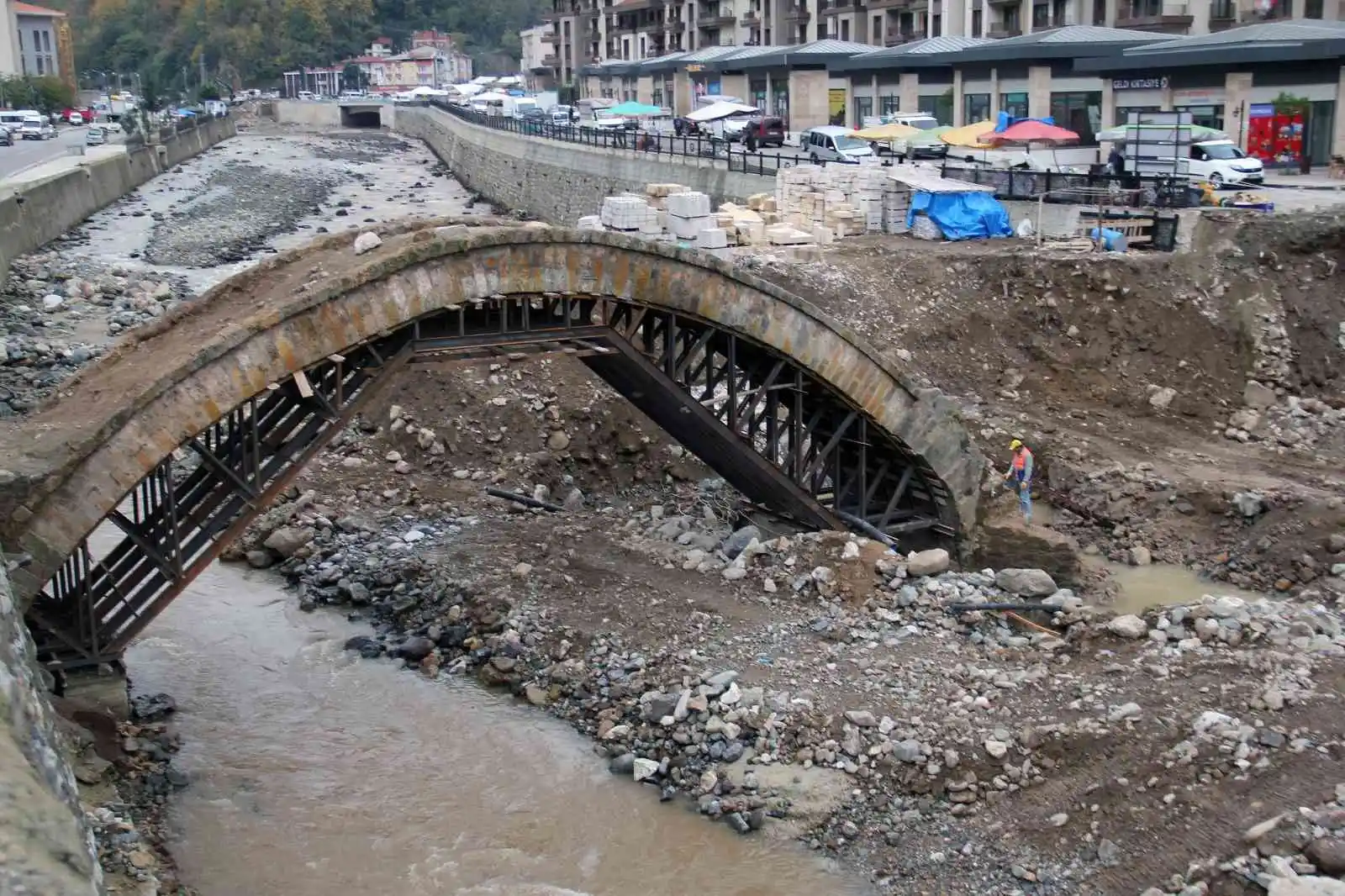 Dereli’de 2 yıl önce yaşanan selde zarar gören tarihi kemer köprünün onarımına başlandı