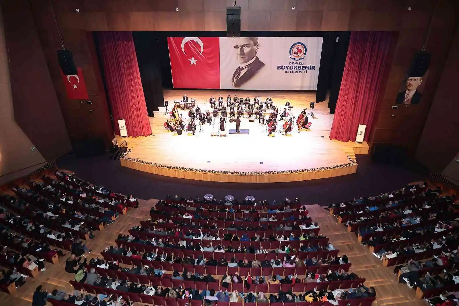 Dev orkestra Neşet Ertaş'ın türkülerini seslendirdi
