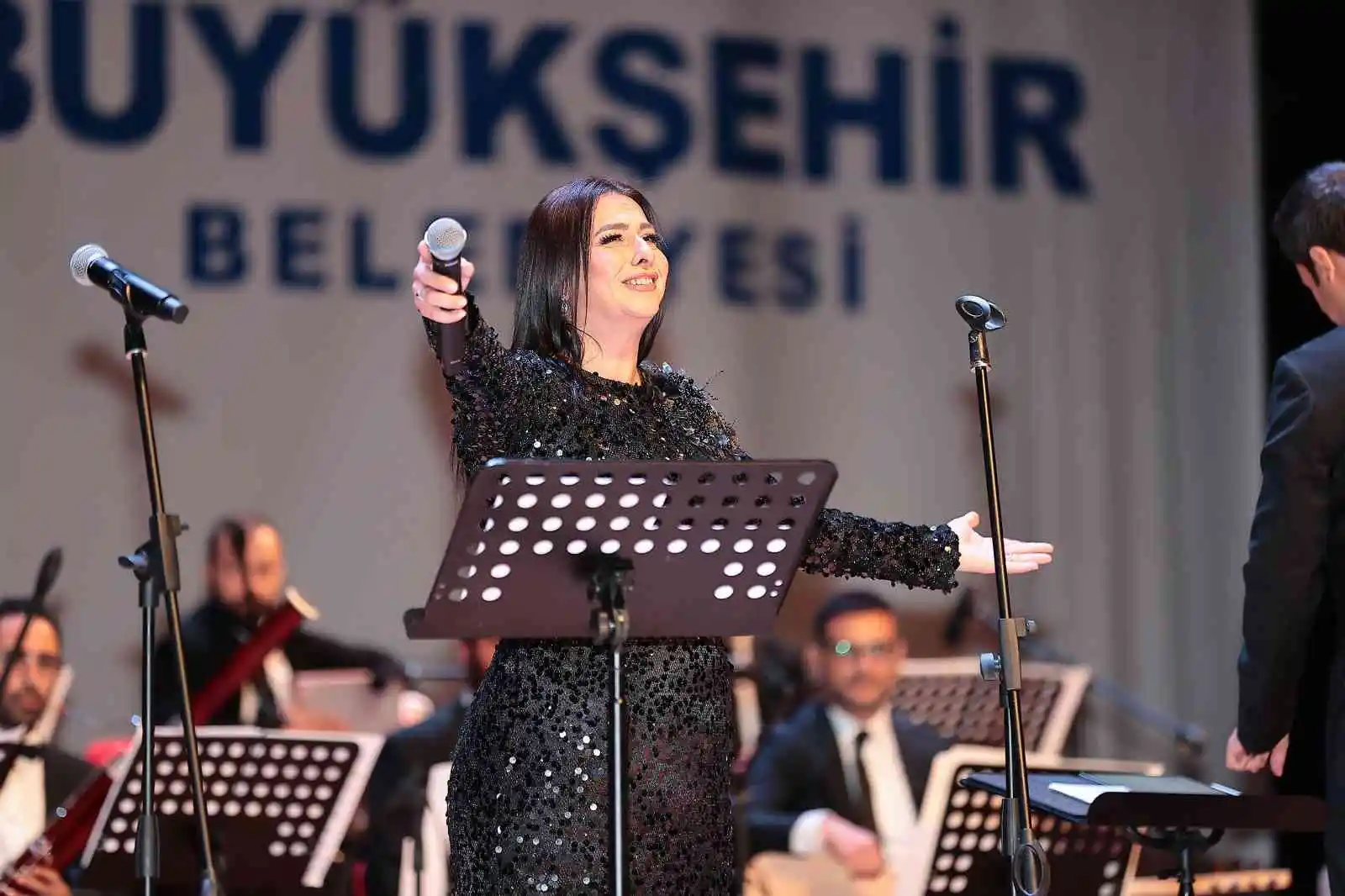 Dev orkestra Neşet Ertaş’ın türkülerini seslendirdi
