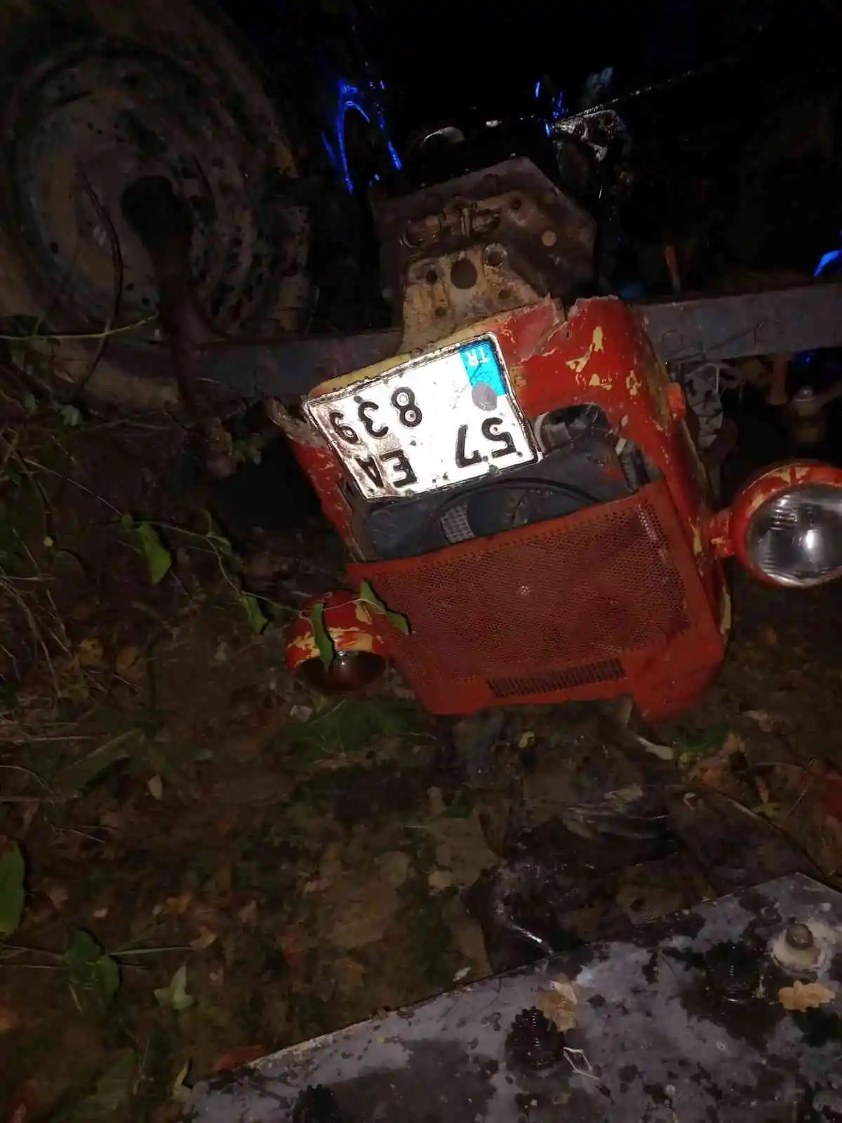 Devrilen traktörün altında kalan sürücü hayatını kaybetti