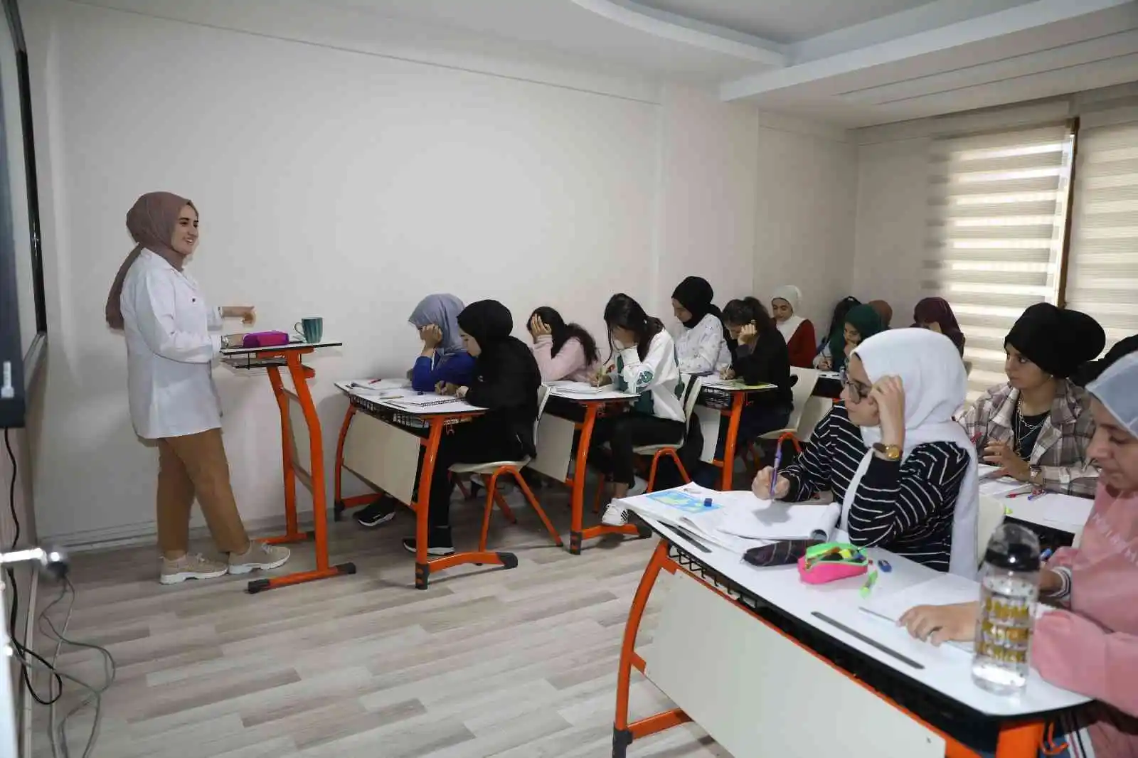 Dezavantajlı 120 kız, ücretsiz hizmetlerle üniversiteye hazırlanıyor