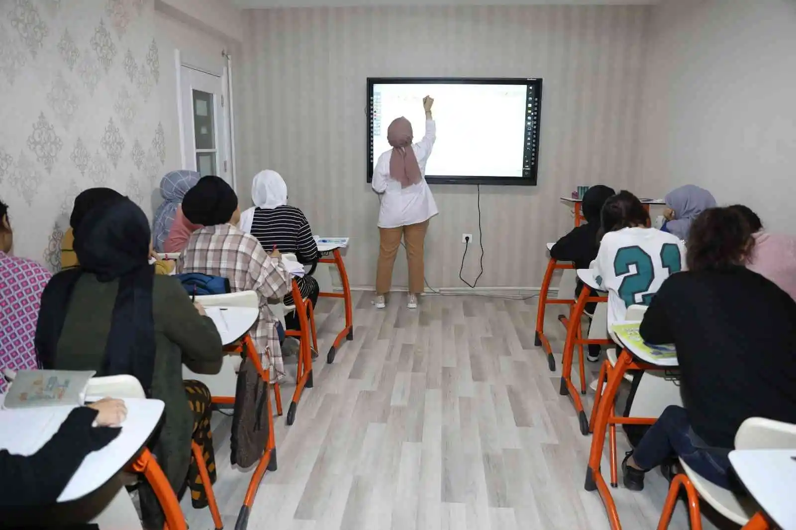 Dezavantajlı 120 kız, ücretsiz hizmetlerle üniversiteye hazırlanıyor