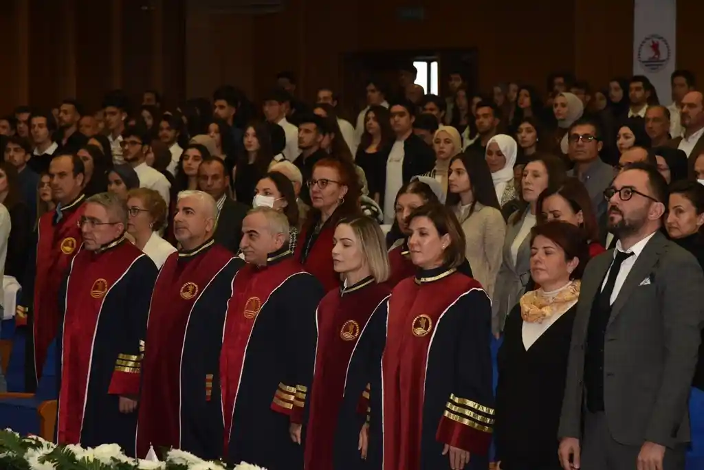 Diş Hekimliği Fakültesi öğrencileri beyaz önlük giydi

