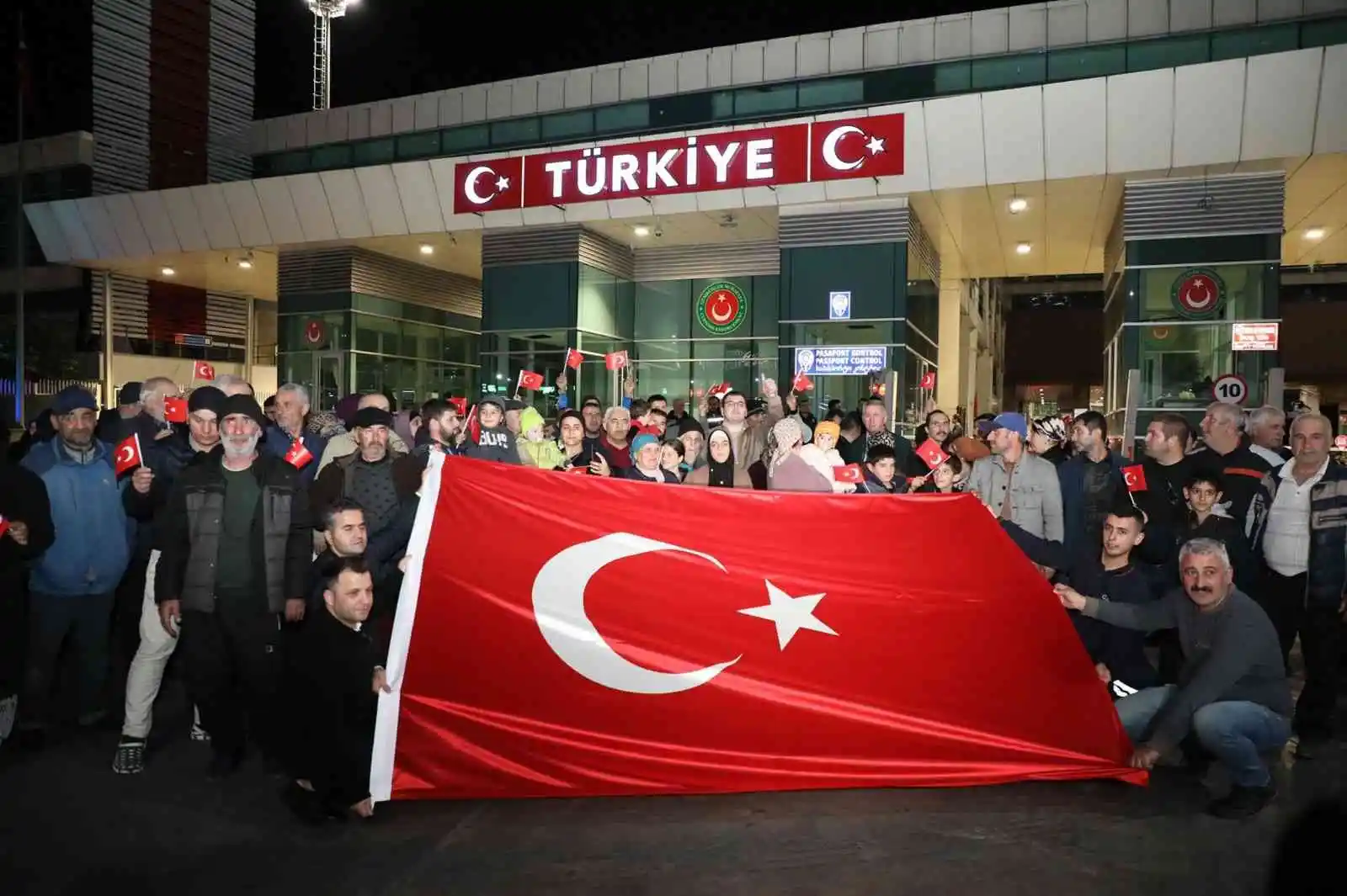 Dışişleri Bakanı Çavuşoğlu: "Ukrayna'da mahsur kalan ve girişimlerimiz üzerine Rusya ve Gürcistan üzerinden ülkemize getirdiğimiz 88 Ahıskalı kardeşimiz; vatanınıza hoş geldiniz"