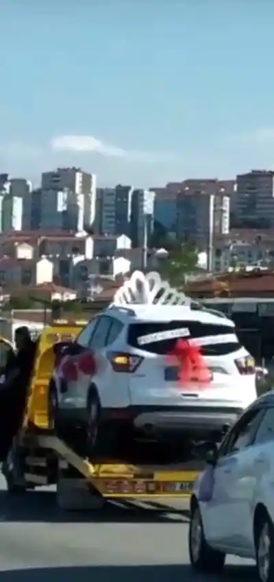 Düğün arabasını çekiciye yükleyip şehir turu attılar
