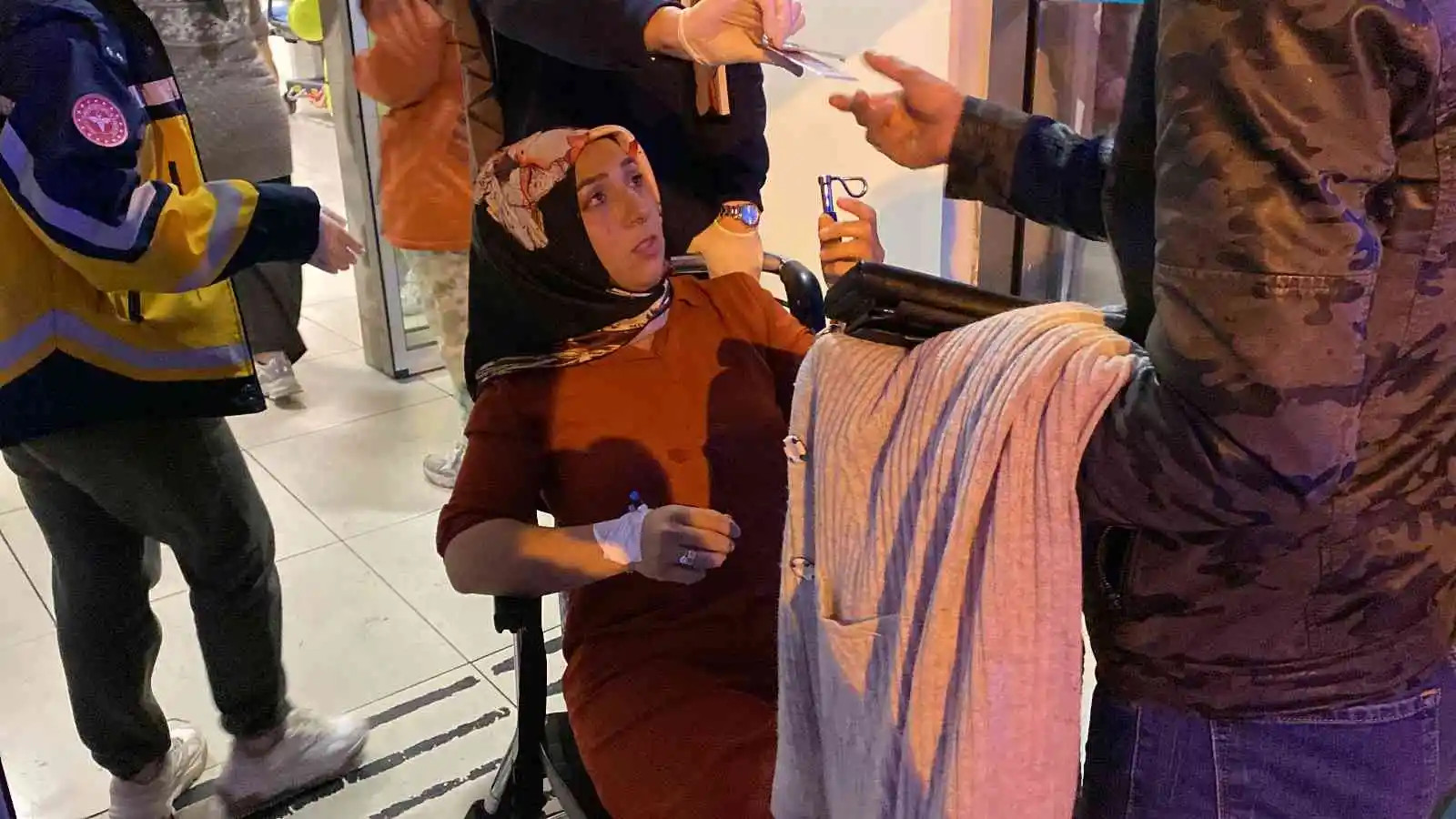 Düğün salonunda gazdan zehirlenen vatandaşların hastaneye sevkleri sürüyor