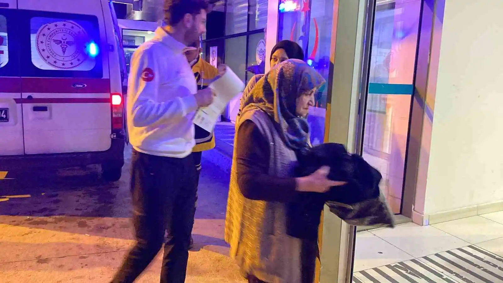 Düğün salonunda gazdan zehirlenen vatandaşların hastaneye sevkleri sürüyor