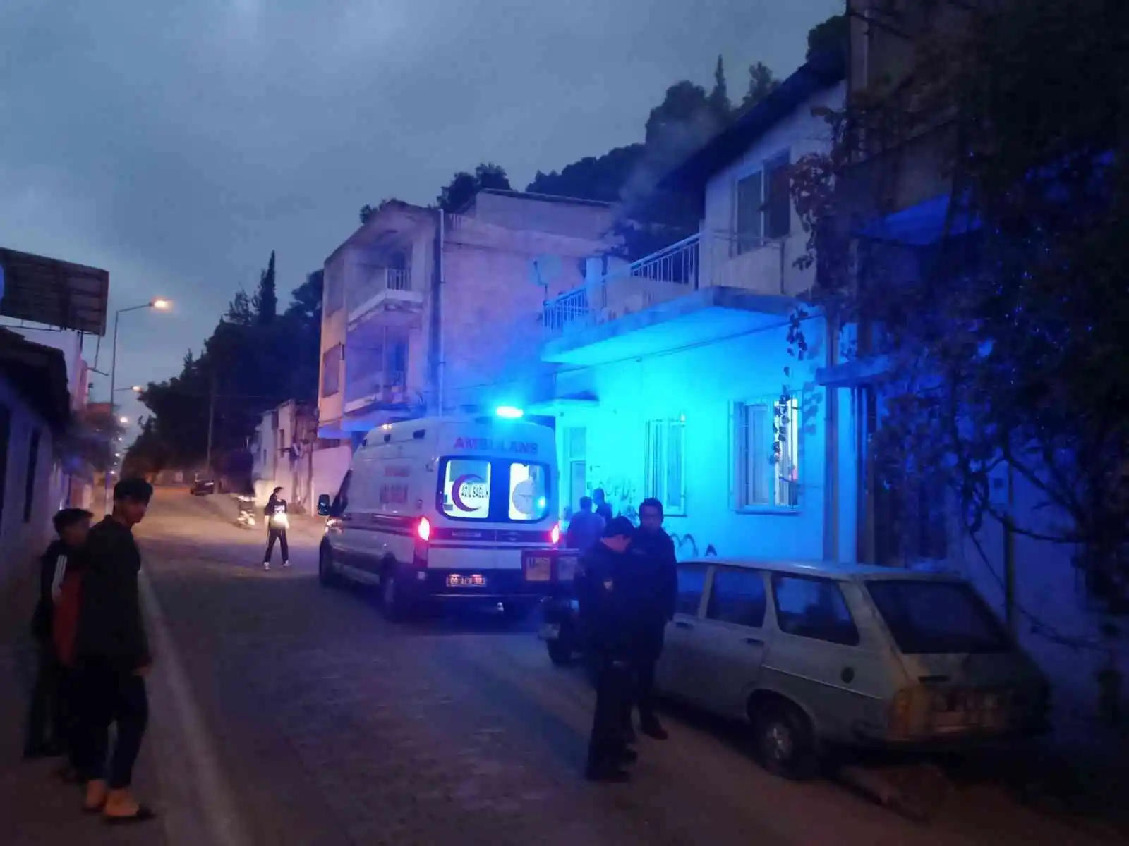 Dumandan etkilenen yaşlı adam hastaneye kaldırıldı