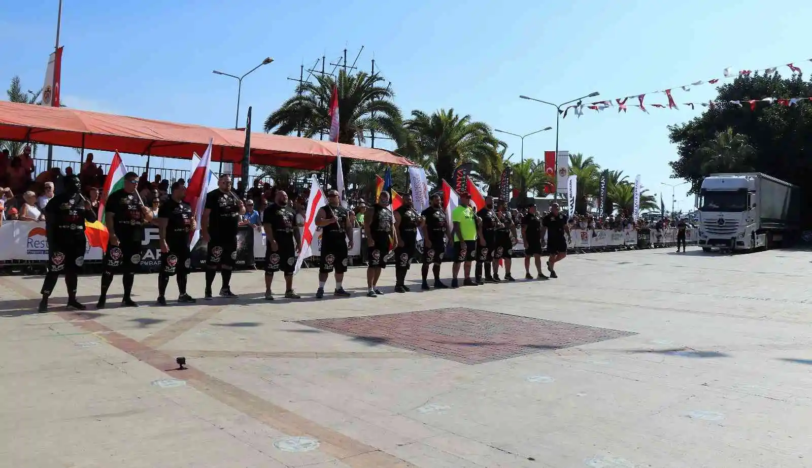 Dünyanın en güçlü adamlarının tonlarca ağırlıktaki tır çekme yarışı nefesleri kesti
