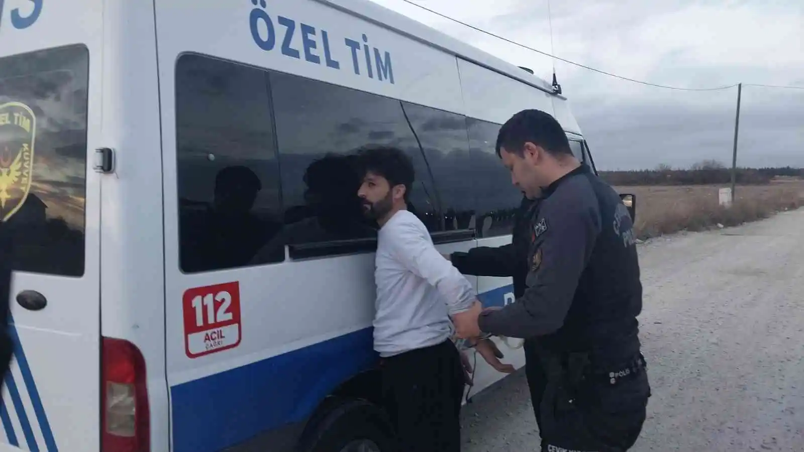 ‘Dur’ ihtarına uymadı, polis aracına çarpıp kaçtı