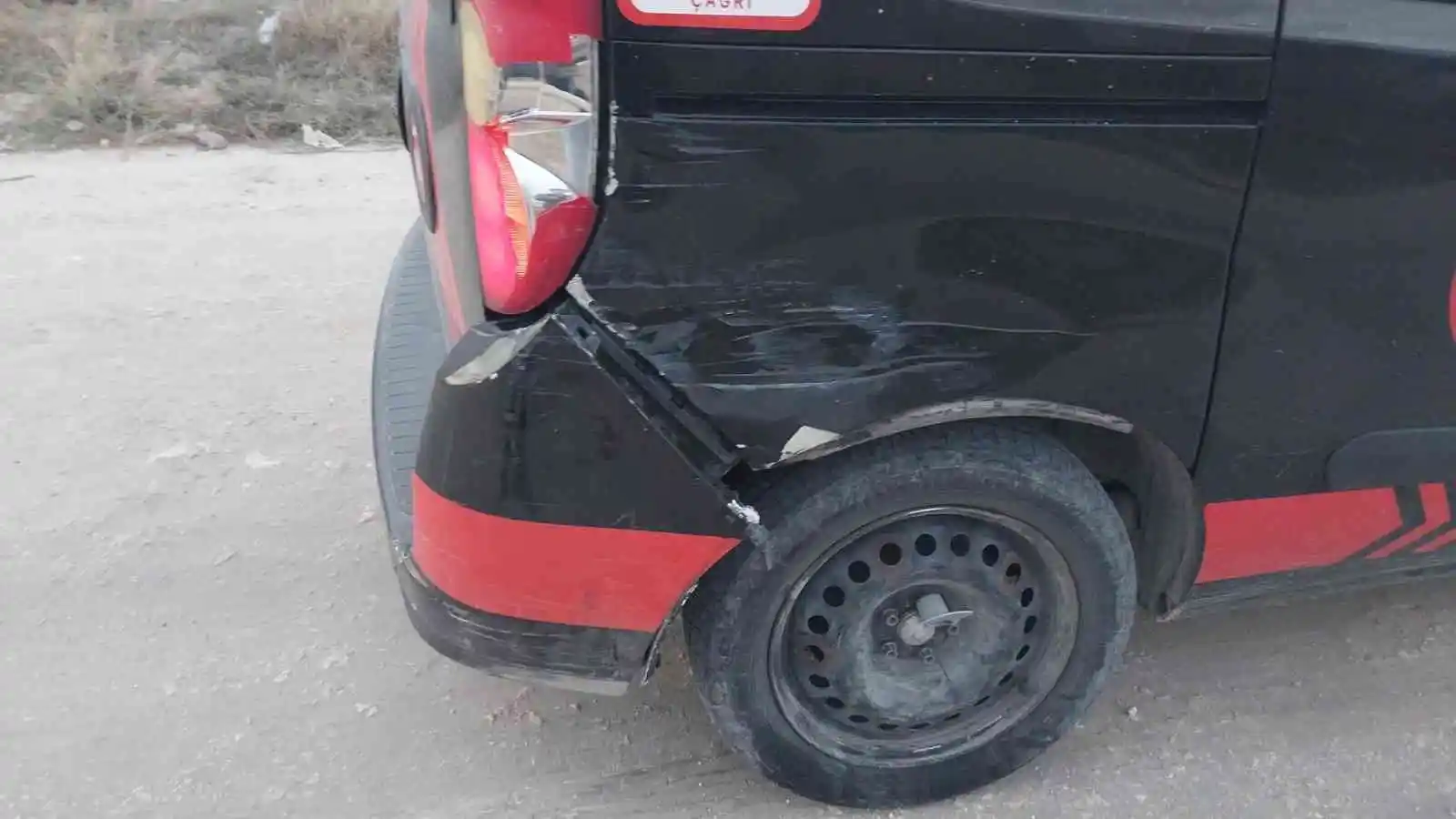 ‘Dur’ ihtarına uymadı, polis aracına çarpıp kaçtı