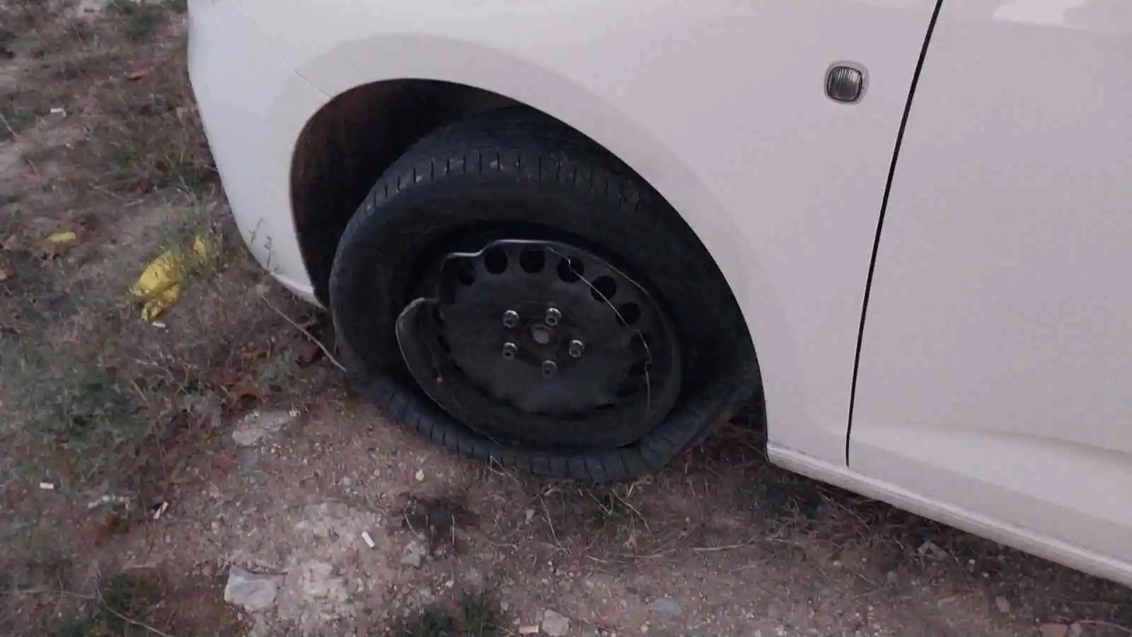 ‘Dur’ ihtarına uymadı, polis aracına çarpıp kaçtı