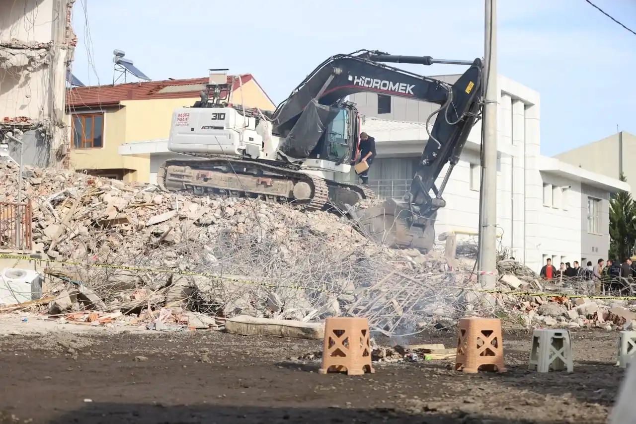 Düzce'de yıkım devam ediyor