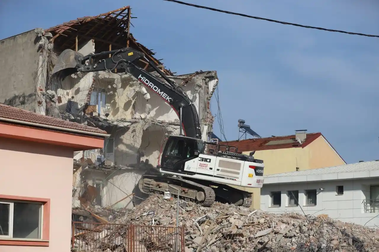 Düzce’de yıkım devam ediyor