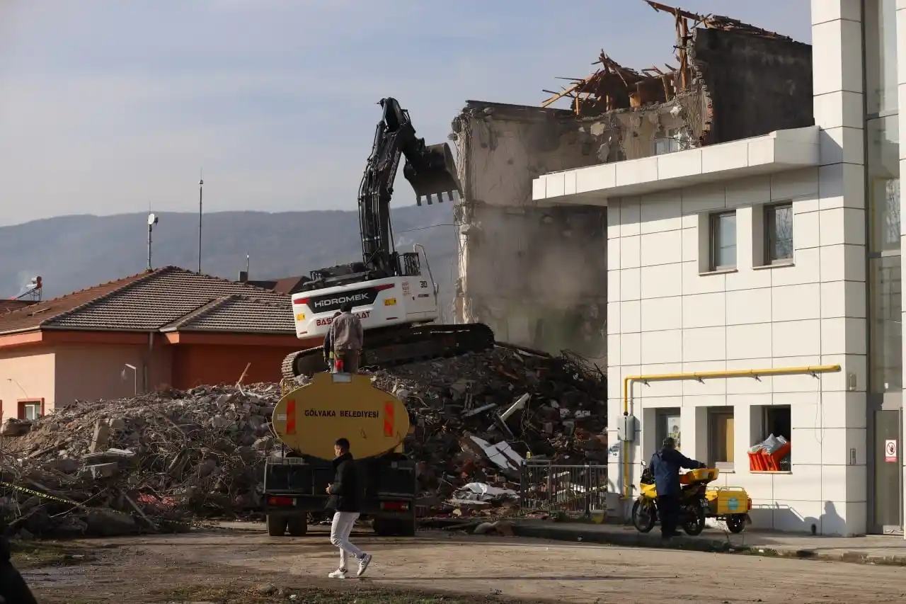 Düzce’de yıkım devam ediyor